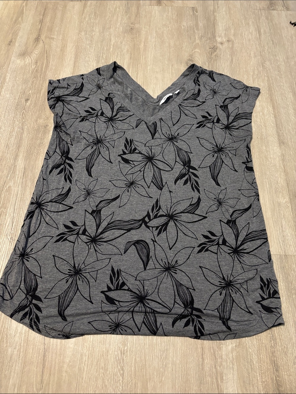 Reitmans Gray and Black Floral V-Neck Short Sleeve Top